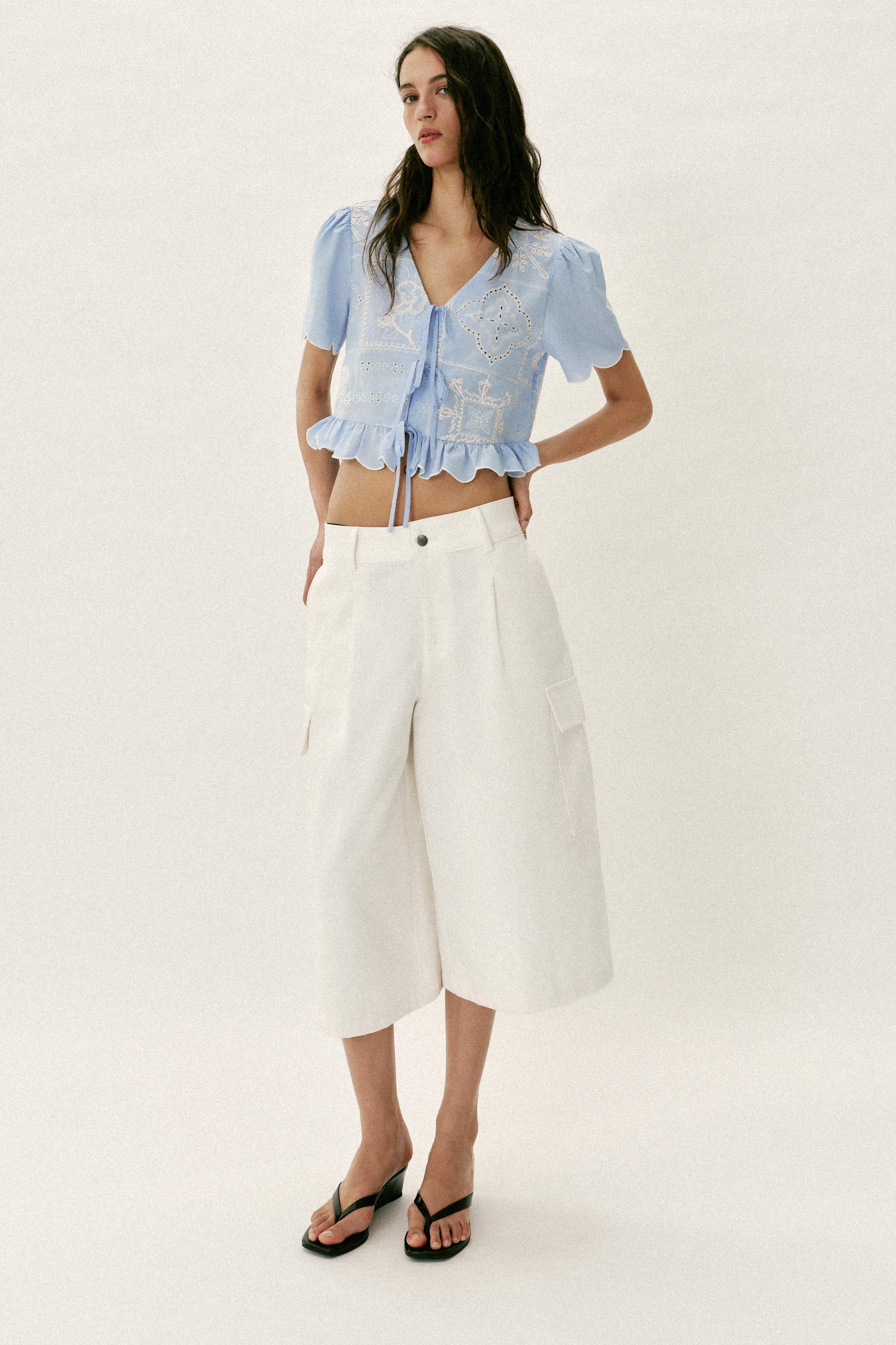 BLOUSE À LACETS ET BRODERIES PERFORÉES